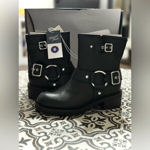 Target Universal Thread Black Combat Boots